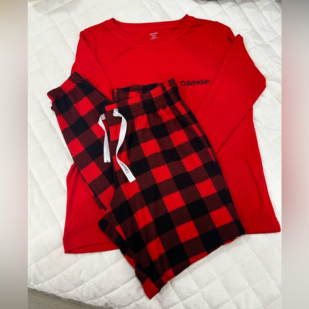 Calvin Klein Pajama set for Women ❤️
Flaws shown in second slide
